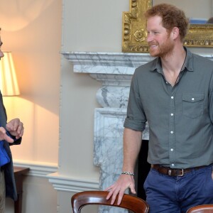 Le prince Harry participe à un briefing de l'association MapAction à Londres, le 16 mars 2016, pour faire le point sur les actions caritatives après les tremblements de terre au Népal avant sa visite officielle du 19 au 23.