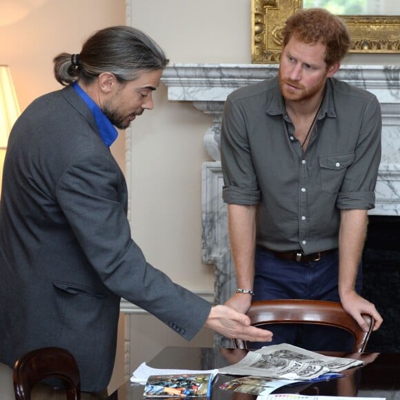 Le prince Harry participe à un briefing de l'association MapAction à Londres, le 16 mars 2016, pour faire le point sur les actions caritatives après les tremblements de terre au Népal avant sa visite officielle du 19 au 23.