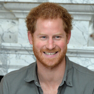 Le prince Harry participe à un briefing de l'association MapAction à Londres, le 16 mars 2016, pour faire le point sur les actions caritatives après les tremblements de terre au Népal avant sa visite officielle du 19 au 23.