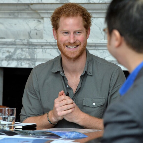 Le prince Harry participe à un briefing de l'association MapAction à Londres, le 16 mars 2016, pour faire le point sur les actions caritatives après les tremblements de terre au Népal avant sa visite officielle du 19 au 23.