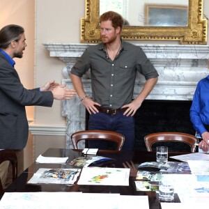 Le prince Harry participe à un briefing de l'association MapAction à Londres, le 16 mars 2016, pour faire le point sur les actions caritatives après les tremblements de terre au Népal avant sa visite officielle du 19 au 23.