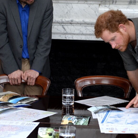 Le prince Harry participe à un briefing de l'association MapAction à Londres, le 16 mars 2016, pour faire le point sur les actions caritatives après les tremblements de terre au Népal avant sa visite officielle du 19 au 23.