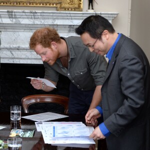 Le prince Harry participe à un briefing de l'association MapAction à Londres, le 16 mars 2016, pour faire le point sur les actions caritatives après les tremblements de terre au Népal avant sa visite officielle du 19 au 23.