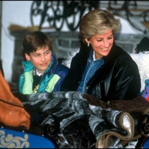 La princesse Diana avec le prince William et le prince Harry aux sports d'hiver à Lech en 1993