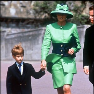 La princesse Diana et le prince Harry en 1992 au mariage de Lady Helen Windsor.