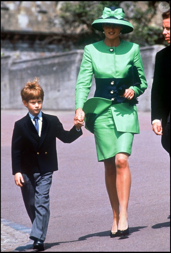 La princesse Diana et le prince Harry en 1992 au mariage de Lady Helen Windsor.
