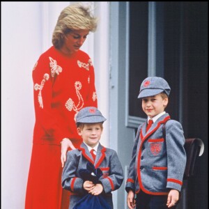 ARCHIVES - LA PRINCESSE LADY DIANA D' ANGLETERRE ACCOMPAGNE LE PRINCE HARRY ET LE PRINCE WILLIAM POUR LA RENTREE SCOLAIRE EN 1989 11/09/1989 - 