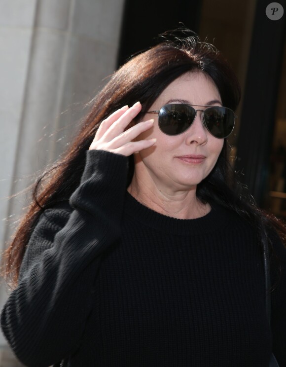 Exclusif - Shannen Doherty - A la sortie de l'hôtel de Sers à Paris le 18 mars 2016, elle est attendue à la convention "Witches VS Vampires"qui se déroulera les 19 et 20 mars 2016 à Paris. © Denis Guignebourg / Bestimage