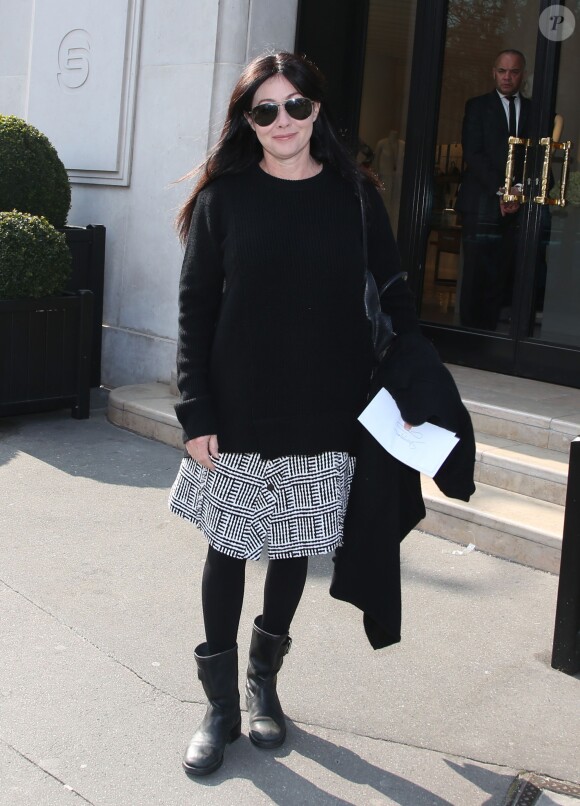Exclusif - Shannen Doherty - A la sortie de l'hôtel de Sers à Paris le 18 mars 2016, elle est attendue à la convention "Witches VS Vampires"qui se déroulera les 19 et 20 mars 2016 à Paris. © Denis Guignebourg / Bestimage