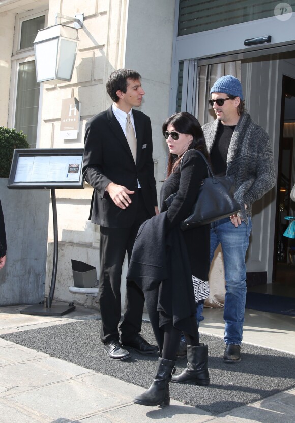 Exclusif - Shannen Doherty et son mari Kurt Iswarienko dans les rues de Paris le 18 mars 2016. La star est attendue à la convention "Witches VS Vampires"qui se déroulera les 19 et 20 mars 2016 à Paris. © Denis Guignebourg / Bestimage