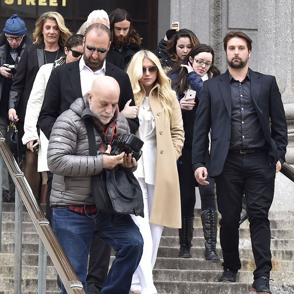 La chanteuse Kesha quitte la cour de New York après son audition dans l'affaire qui l'oppose à Dr Luke, le 19 février 2016.