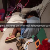 North West épuisée après avoir joué toute la journée avec le kit de vernis de Kylie Jenner. Photo publiée sur le compte Snapchat de Kim Kardashian, le 17 mars 2016.