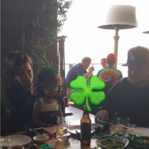 Kris Jenner et North West célèbrent l'anniversaire de Rob Kardashian Jr. au restaurant Nobu de Malibu. Photo publiée sur le compte Snapchat de Kim Kardashian, le 17 mars 2016.