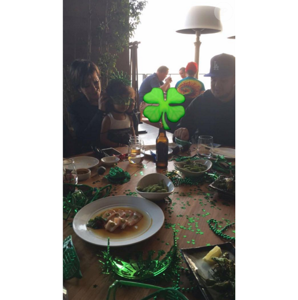 Kris Jenner et North West célèbrent l'anniversaire de Rob Kardashian Jr. au restaurant Nobu de Malibu. Photo publiée sur le compte Snapchat de Kim Kardashian, le 17 mars 2016.