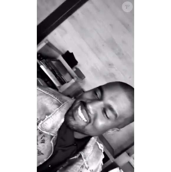Kanye West souriant lors de l'anniversaire de Rob Kardashian Jr. au restaurant Nobu de Malibu. Photo publiée sur le compte Snapchat de Kim Kardashian, le 17 mars 2016.