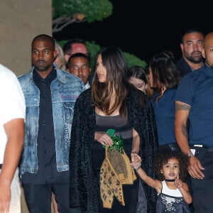 Kris Jenner, Kim et Kanye avec leur fille North, Kendall et Kylie Jenner, Tyga, Kourtney Kardashian, Scott Disick et leurs enfants à la soirée d'anniversaire de Rob Kardashian Jr. au restaurant Nobu à Malibu, le 17 mars 2016.