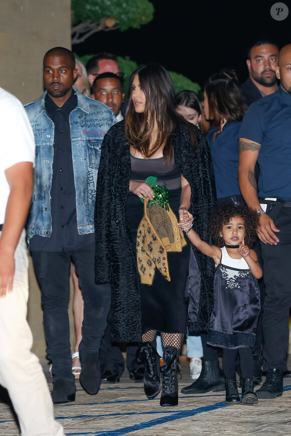 Kris Jenner, Kim et Kanye avec leur fille North, Kendall et Kylie Jenner, Tyga, Kourtney Kardashian, Scott Disick et leurs enfants à la soirée d'anniversaire de Rob Kardashian Jr. au restaurant Nobu à Malibu, le 17 mars 2016.