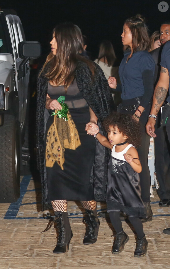 Kim Kardashian et sa fille North à la soirée d'anniversaire de Rob Kardashian Jr. au restaurant Nobu à Malibu, le 17 mars 2016.