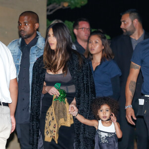 Kim Kardashian et sa fille North ainsi que son mari Kanye West à la soirée d'anniversaire de Rob Kardashian Jr. au restaurant Nobu à Malibu, le 17 mars 2016.