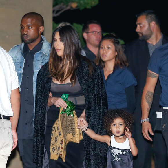 Kim Kardashian et sa fille North ainsi que son mari Kanye West à la soirée d'anniversaire de Rob Kardashian Jr. au restaurant Nobu à Malibu, le 17 mars 2016.