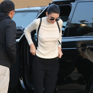 Kendall Jenner arrive avec le rappeur Tyga à la soirée d'anniversaire de Rob Kardashian Jr. au restaurant Nobu à Malibu, le 17 mars 2016.