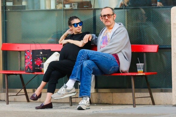 Alexandra Bolotow enceinte et son compagnon Terry Richardson dans les rues de SoHo. Le 9 mars 2016