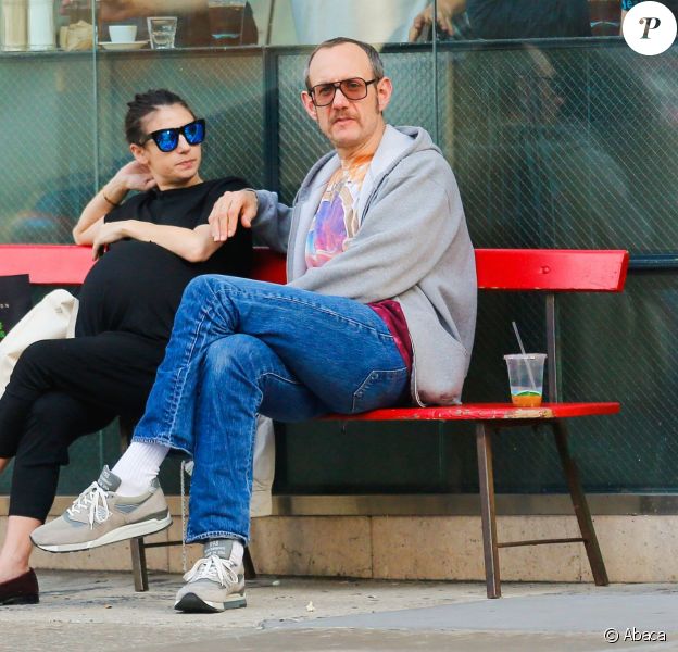 Alexandra Bolotow enceinte et son compagnon Terry Richardson dans les rues de SoHo. Le 9 mars 2016