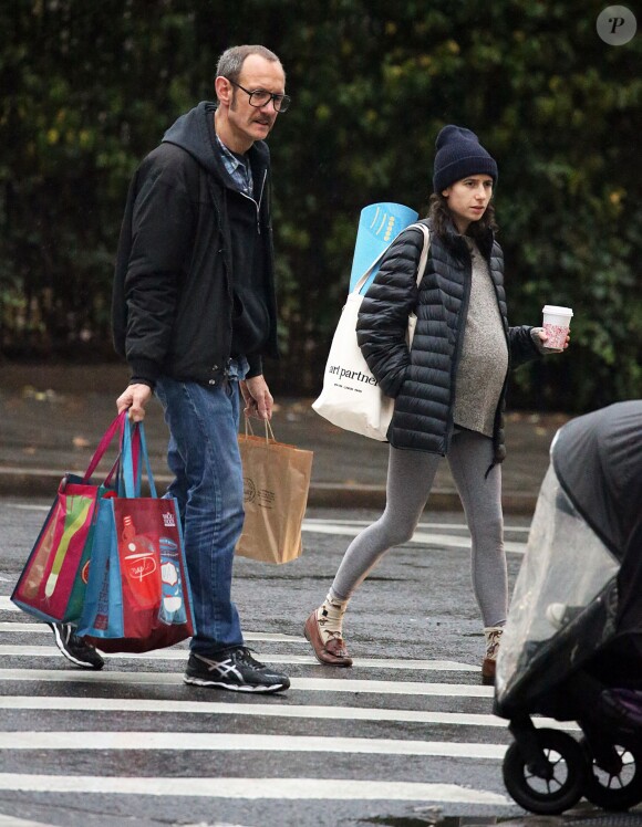 Terry Richardson et sa copine Alexandra Bolotow enceinte dans les rues de New York, le 14 décembre 2015