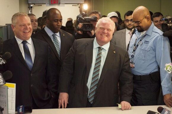 Rob Ford se déclare candidat à la mairie de Toronto, le 2 janvier 2014, aux côtés de son frère Doug.