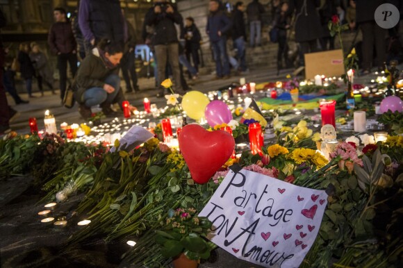 Hommage aux victimes des attentats terroristes de l'aéroport de Zaventem et de la station de métro Maelbeek sur la Grand-Place de Bruxelles en Belgique le 22 mars 2016