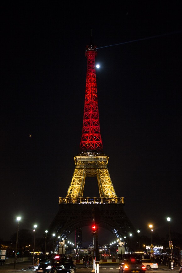 La Tour Eiffel illuminée aux couleurs de la Belgique, en hommage aux victimes des attentats de Bruxelles, Paris le 22 mas 2016.