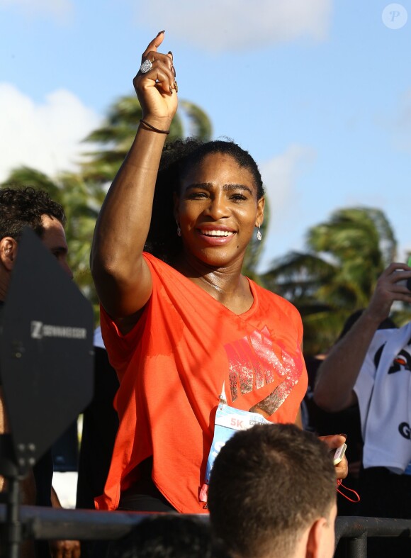 Serena Williams s'est blessée à la jambe lors d'un marathon à Miami et a décidé d'arrêter la course. Venus a continué le marathon. Le 13 décembre 2015