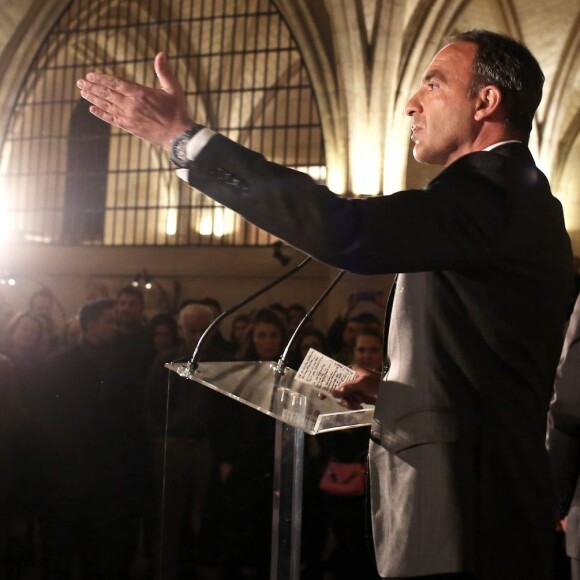 Nikos Aliagas - Inauguration de l'exposition photographique de Nikos Aliagas intitulée "Corps et âmes" à la Conciergerie à Paris le 23 Mars 2016. L'animateur de TF1 présente, dans ce monument historique et révolutionnaire, une facette moins connue de sa personnalité : il expose, en grand format et en noir et blanc, dix clichés très personnels ainsi qu'un diaporama de portraits de personnalités du 24 mars au 22 mai 2016. © Dominique Jacovides / Bestimage 23/03/2016 - Paris