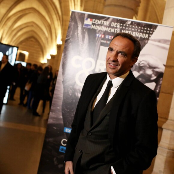 Nikos Aliagas - Inauguration de l'exposition photographique de Nikos Aliagas intitulée "Corps et âmes" à la Conciergerie à Paris le 23 Mars 2016. L'animateur de TF1 présente, dans ce monument historique et révolutionnaire, une facette moins connue de sa personnalité : il expose, en grand format et en noir et blanc, dix clichés très personnels ainsi qu'un diaporama de portraits de personnalités du 24 mars au 22 mai 2016. © Dominique Jacovides / Bestimage