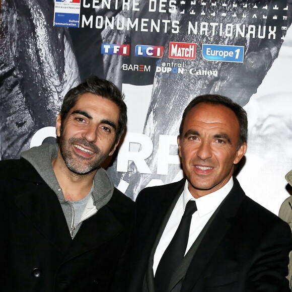 Ary Abittan, Nikos Aliagas - Inauguration de l'exposition photographique de Nikos Aliagas intitulée "Corps et âmes" à la Conciergerie à Paris le 23 Mars 2016. L'animateur de TF1 présente, dans ce monument historique et révolutionnaire, une facette moins connue de sa personnalité : il expose, en grand format et en noir et blanc, dix clichés très personnels ainsi qu'un diaporama de portraits de personnalités du 24 mars au 22 mai 2016. © Dominique Jacovides / Bestimage