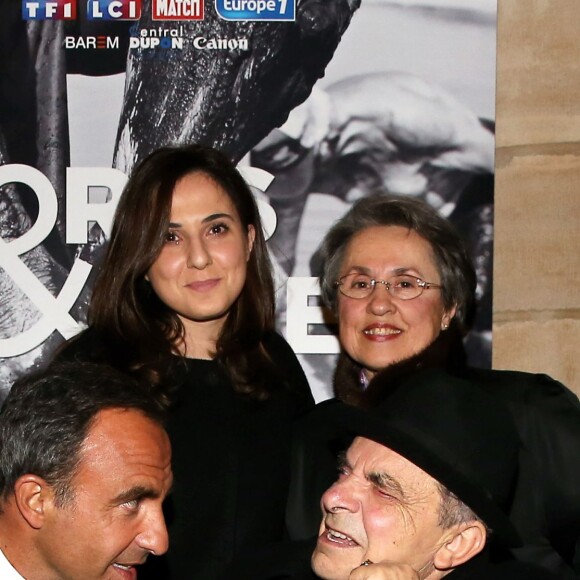 Nikos Aliagas avec sa soeur Maria et ses parents Andreas et Harula - Inauguration de l'exposition photographique de Nikos Aliagas intitulée "Corps et âmes" à la Conciergerie à Paris le 23 Mars 2016. L'animateur de TF1 présente, dans ce monument historique et révolutionnaire, une facette moins connue de sa personnalité : il expose, en grand format et en noir et blanc, dix clichés très personnels ainsi qu'un diaporama de portraits de personnalités du 24 mars au 22 mai 2016. © Dominique Jacovides / Bestimage
