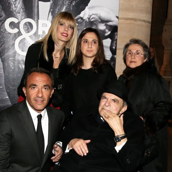 Nikos Aliagas avec sa compagne Tina, sa soeur Maria et ses parents Andreas et Harula - Inauguration de l'exposition photographique de Nikos Aliagas intitulée "Corps et âmes" à la Conciergerie à Paris le 23 Mars 2016. L'animateur de TF1 présente, dans ce monument historique et révolutionnaire, une facette moins connue de sa personnalité : il expose, en grand format et en noir et blanc, dix clichés très personnels ainsi qu'un diaporama de portraits de personnalités du 24 mars au 22 mai 2016. © Dominique Jacovides / Bestimage