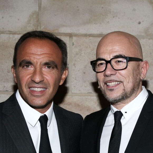 Nikos Aliagas, Pascal Obispo - Inauguration de l'exposition photographique de Nikos Aliagas intitulée "Corps et âmes" à la Conciergerie à Paris le 23 Mars 2016. L'animateur de TF1 présente, dans ce monument historique et révolutionnaire, une facette moins connue de sa personnalité : il expose, en grand format et en noir et blanc, dix clichés très personnels ainsi qu'un diaporama de portraits de personnalités du 24 mars au 22 mai 2016. © Dominique Jacovides / Bestimage