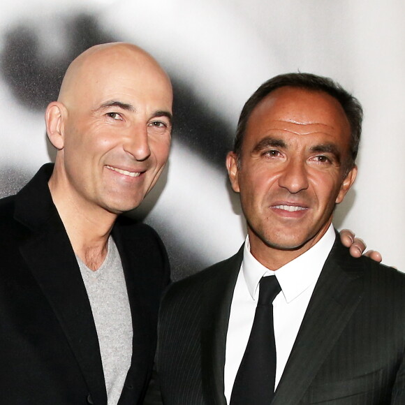Nicolas Canteloup, Nikos Aliagas - Inauguration de l'exposition photographique de Nikos Aliagas intitulée "Corps et âmes" à la Conciergerie à Paris le 23 Mars 2016. L'animateur de TF1 présente, dans ce monument historique et révolutionnaire, une facette moins connue de sa personnalité : il expose, en grand format et en noir et blanc, dix clichés très personnels ainsi qu'un diaporama de portraits de personnalités du 24 mars au 22 mai 2016. © Dominique Jacovides / Bestimage