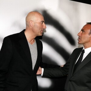 Nicolas Canteloup, Nikos Aliagas - Inauguration de l'exposition photographique de Nikos Aliagas intitulée "Corps et âmes" à la Conciergerie à Paris le 23 Mars 2016. L'animateur de TF1 présente, dans ce monument historique et révolutionnaire, une facette moins connue de sa personnalité : il expose, en grand format et en noir et blanc, dix clichés très personnels ainsi qu'un diaporama de portraits de personnalités du 24 mars au 22 mai 2016. © Dominique Jacovides / Bestimage
