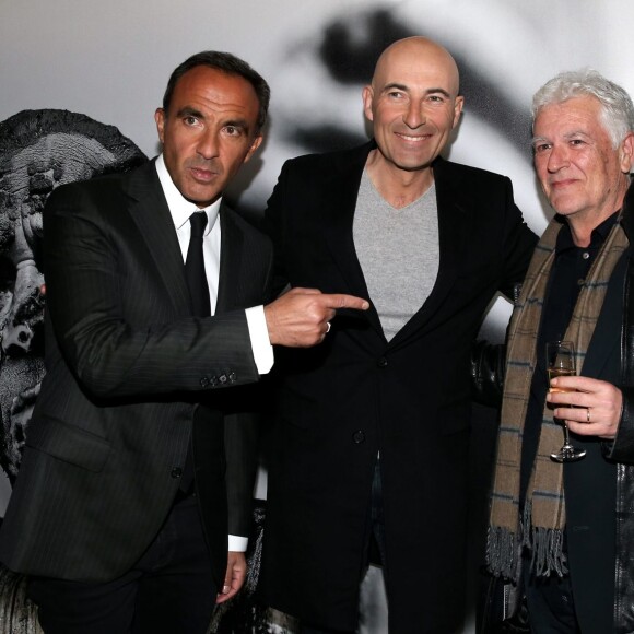 Nikos Aliagas, Nicolas Canteloup, guest - Inauguration de l'exposition photographique de Nikos Aliagas intitulée "Corps et âmes" à la Conciergerie à Paris le 23 Mars 2016. L'animateur de TF1 présente, dans ce monument historique et révolutionnaire, une facette moins connue de sa personnalité : il expose, en grand format et en noir et blanc, dix clichés très personnels ainsi qu'un diaporama de portraits de personnalités du 24 mars au 22 mai 2016. © Dominique Jacovides / Bestimage