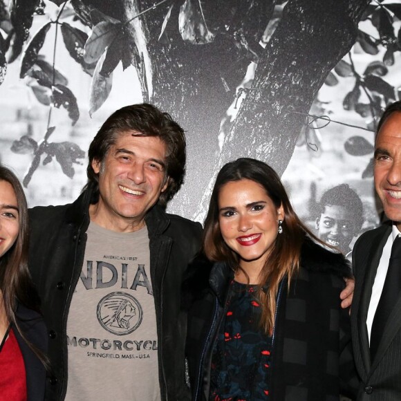 Georges Corraface avec sa fille Zoé, Joyce Jonathan et Nikos Aliagas - Inauguration de l'exposition photographique de Nikos Aliagas intitulée "Corps et âmes" à la Conciergerie à Paris le 23 Mars 2016. L'animateur de TF1 présente, dans ce monument historique et révolutionnaire, une facette moins connue de sa personnalité : il expose, en grand format et en noir et blanc, dix clichés très personnels ainsi qu'un diaporama de portraits de personnalités du 24 mars au 22 mai 2016. © Dominique Jacovides / Bestimage