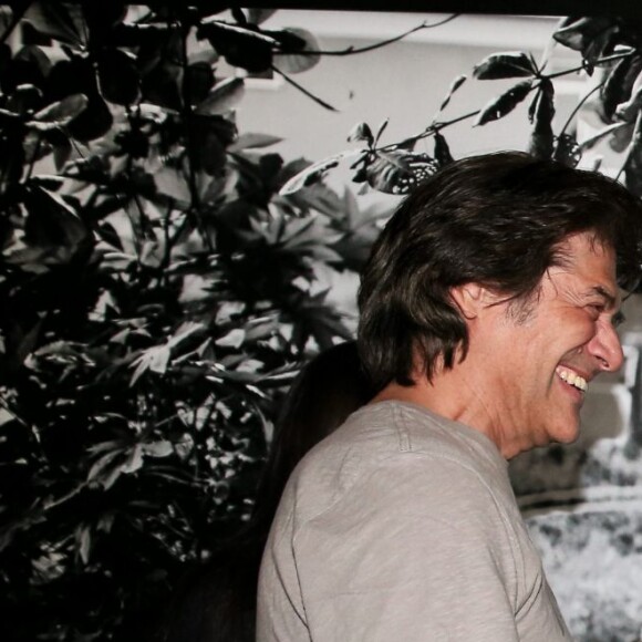 Georges Corraface, Nikos Aliagas, Joyce Jonathan - Inauguration de l'exposition photographique de Nikos Aliagas intitulée "Corps et âmes" à la Conciergerie à Paris le 23 Mars 2016. L'animateur de TF1 présente, dans ce monument historique et révolutionnaire, une facette moins connue de sa personnalité : il expose, en grand format et en noir et blanc, dix clichés très personnels ainsi qu'un diaporama de portraits de personnalités du 24 mars au 22 mai 2016. © Dominique Jacovides / Bestimage
