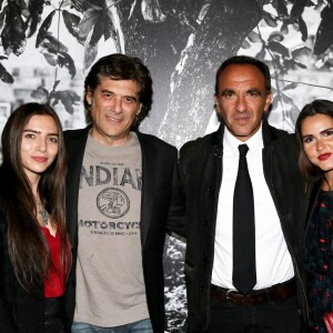 Georges Corraface avec sa fille Zoé, Nikos Aliagas et Joyce Jonathan - Inauguration de l'exposition photographique de Nikos Aliagas intitulée "Corps et âmes" à la Conciergerie à Paris le 23 Mars 2016. L'animateur de TF1 présente, dans ce monument historique et révolutionnaire, une facette moins connue de sa personnalité : il expose, en grand format et en noir et blanc, dix clichés très personnels ainsi qu'un diaporama de portraits de personnalités du 24 mars au 22 mai 2016. © Dominique Jacovides / Bestimage