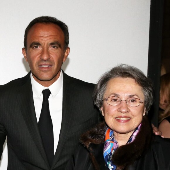 Nikos Aliagas entre ses parents, Andreas et Harula Aliagas - Inauguration de l'exposition photographique de Nikos Aliagas intitulée "Corps et âmes" à la Conciergerie à Paris le 23 Mars 2016. L'animateur de TF1 présente, dans ce monument historique et révolutionnaire, une facette moins connue de sa personnalité : il expose, en grand format et en noir et blanc, dix clichés très personnels ainsi qu'un diaporama de portraits de personnalités du 24 mars au 22 mai 2016. © Dominique Jacovides / Bestimage