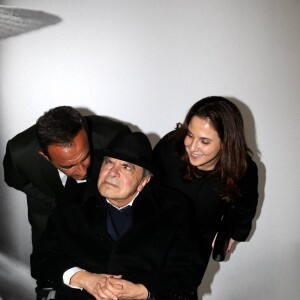Nikos Aliagas, Maria, sa soeur et Andreas, son père - Inauguration de l'exposition photographique de Nikos Aliagas intitulée "Corps et âmes" à la Conciergerie à Paris le 23 Mars 2016. L'animateur de TF1 présente, dans ce monument historique et révolutionnaire, une facette moins connue de sa personnalité : il expose, en grand format et en noir et blanc, dix clichés très personnels ainsi qu'un diaporama de portraits de personnalités du 24 mars au 22 mai 2016. © Dominique Jacovides / Bestimage
