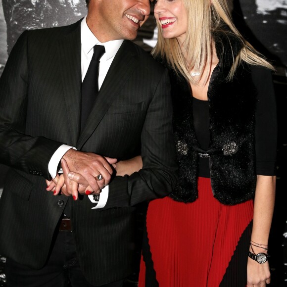 Nikos Aliagas et sa compagne Tina Grigoriou - Inauguration de l'exposition photographique de Nikos Aliagas intitulée "Corps et âmes" à la Conciergerie à Paris le 23 Mars 2016. L'animateur de TF1 présente, dans ce monument historique et révolutionnaire, une facette moins connue de sa personnalité : il expose, en grand format et en noir et blanc, dix clichés très personnels ainsi qu'un diaporama de portraits de personnalités du 24 mars au 22 mai 2016. © Dominique Jacovides / Bestimage