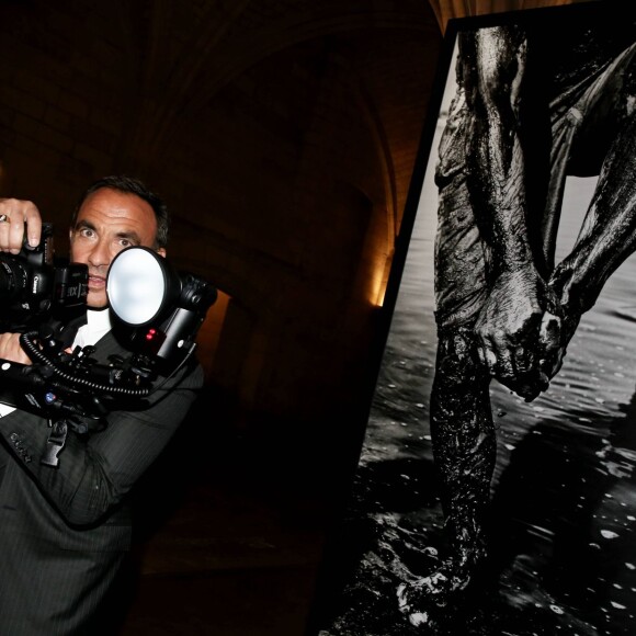 Nikos Aliagas - Inauguration de l'exposition photographique de Nikos Aliagas intitulée "Corps et âmes" à la Conciergerie à Paris le 23 Mars 2016. L'animateur de TF1 présente, dans ce monument historique et révolutionnaire, une facette moins connue de sa personnalité : il expose, en grand format et en noir et blanc, dix clichés très personnels ainsi qu'un diaporama de portraits de personnalités du 24 mars au 22 mai 2016. © Dominique Jacovides / Bestimage