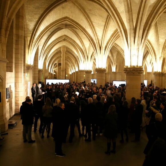Ambiance - Inauguration de l'exposition photographique de Nikos Aliagas intitulée "Corps et âmes" à la Conciergerie à Paris le 23 Mars 2016. L'animateur de TF1 présente, dans ce monument historique et révolutionnaire, une facette moins connue de sa personnalité : il expose, en grand format et en noir et blanc, dix clichés très personnels ainsi qu'un diaporama de portraits de personnalités du 24 mars au 22 mai 2016. © Dominique Jacovides / Bestimage