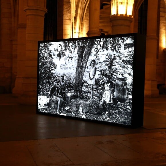 Ambiance - Inauguration de l'exposition photographique de Nikos Aliagas intitulée "Corps et âmes" à la Conciergerie à Paris le 23 Mars 2016. L'animateur de TF1 présente, dans ce monument historique et révolutionnaire, une facette moins connue de sa personnalité : il expose, en grand format et en noir et blanc, dix clichés très personnels ainsi qu'un diaporama de portraits de personnalités du 24 mars au 22 mai 2016. © Dominique Jacovides / Bestimage